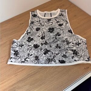 Lululemon muscle love tank shine